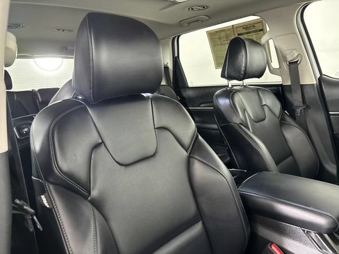 Used 2025 Kia Telluride S FWD image 32