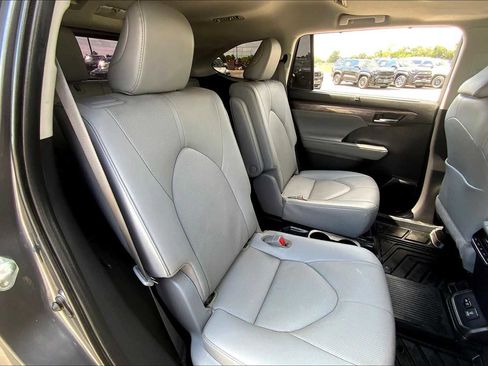 Used 2020 Toyota Highlander Limited FWD image 19