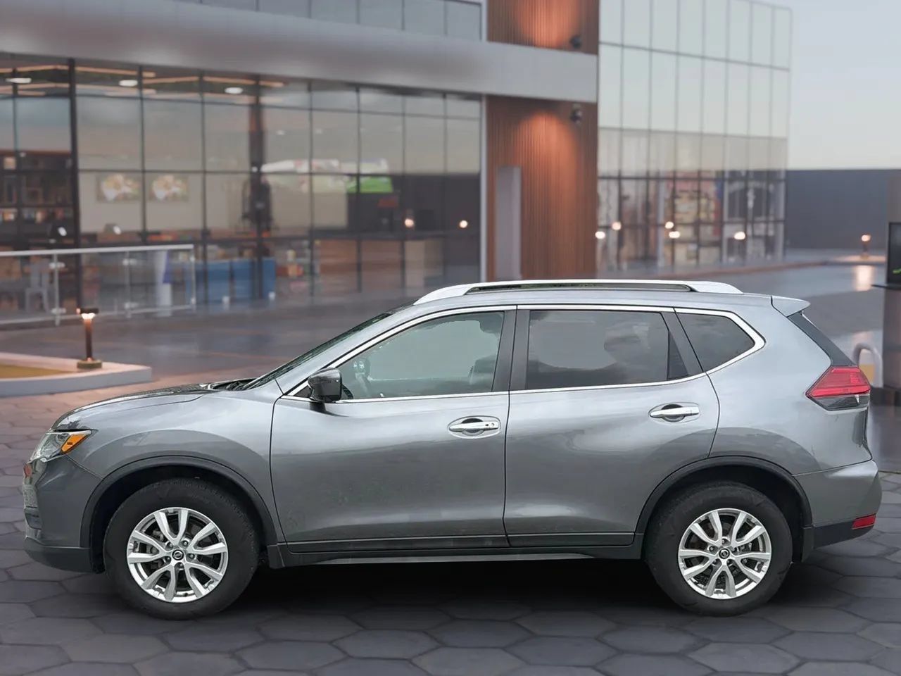 Used 2017 Nissan Rogue SV AWD/4WD image 4