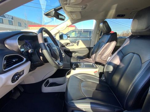 Used 2023 Chrysler Pacifica Touring-L image 10