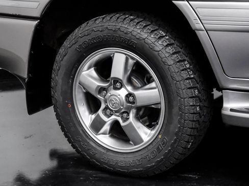 Used 2006 Toyota Land Cruiser image 55