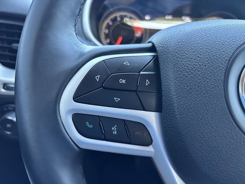 Used 2018 Jeep Cherokee Trailhawk image 24