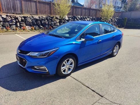Used 2017 Chevrolet Cruze LT w/ Convenience Package FWD image 2
