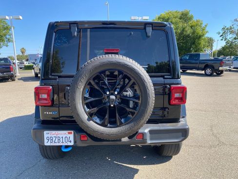 Used 2022 Jeep Wrangler Unlimited Sahara w/ Cold Weather Group AWD/4WD image 6