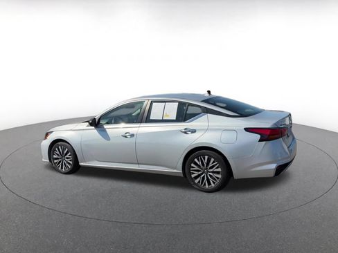 Used 2024 Nissan Altima 2.5 SV FWD image 10