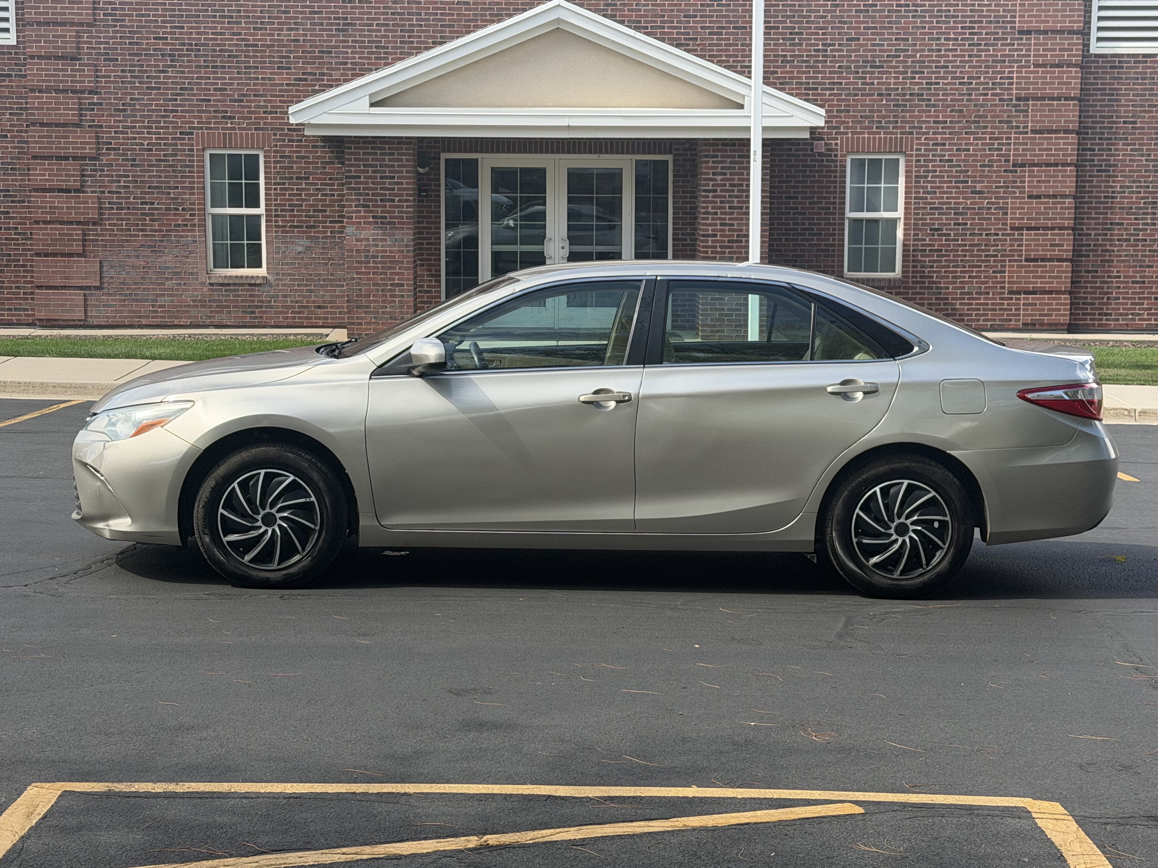 Used 2015 Toyota Camry LE FWD image 3