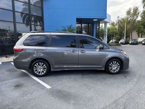 Used 2019 Toyota Sienna XLE w/ XLE Navigation Package image 9