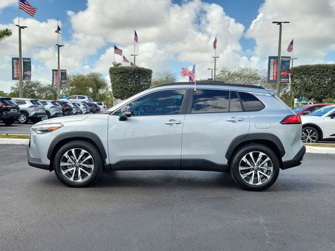 Used 2025 Toyota Corolla Cross XLE w/ Convenience Package image 7