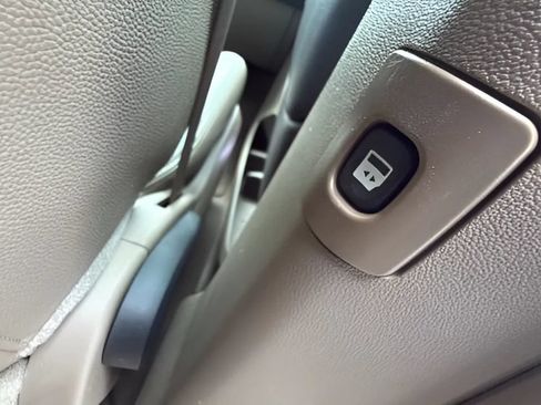 Used 2012 Chrysler Town & Country Touring w/ Entertainment Group #1 FWD image 11