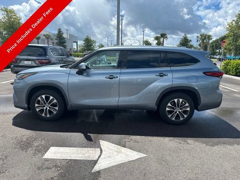 Used 2022 Toyota Highlander XLE FWD image 2