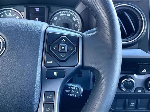 Certified 2018 Toyota Tacoma TRD Off-Road AWD/4WD image 25