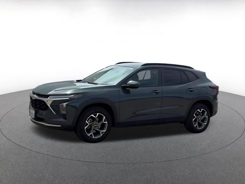 Used 2025 Chevrolet Trax LT w/ LT Convenience Package image 8