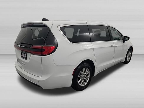 Used 2025 Chrysler Pacifica Select FWD image 4