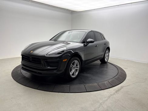 Certified 2024 Porsche Macan AWD/4WD image 1