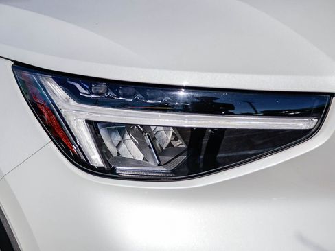 Used 2025 Volvo XC40 B5 Core image 12