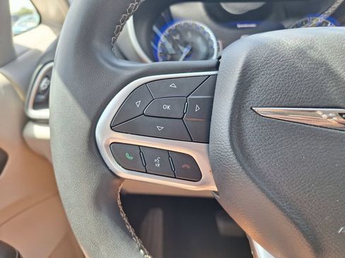 Used 2023 Chrysler Pacifica Touring-L FWD image 17
