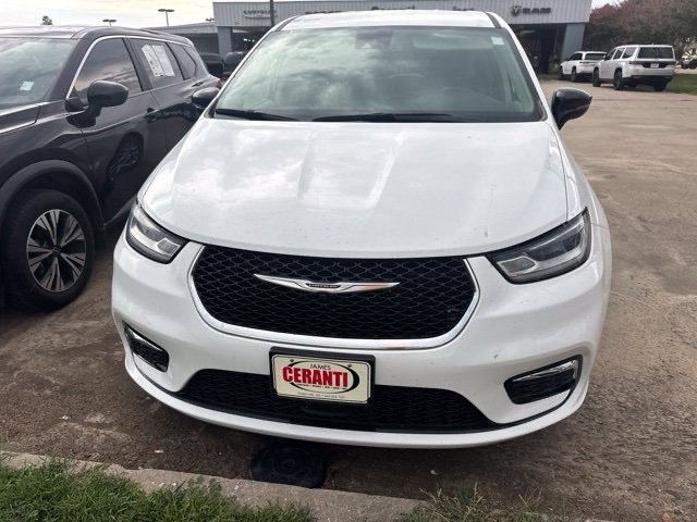 Used 2024 Chrysler Pacifica Touring-L FWD image 4