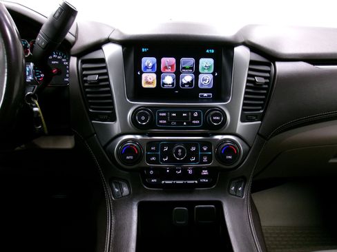 Used 2018 Chevrolet Suburban LT image 12