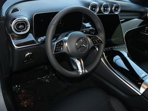 Used 2026 Mercedes-Benz GLC 300 image 4