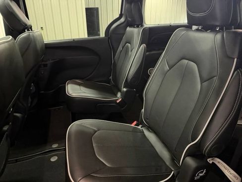 Used 2025 Chrysler Pacifica Limited AWD/4WD image 18