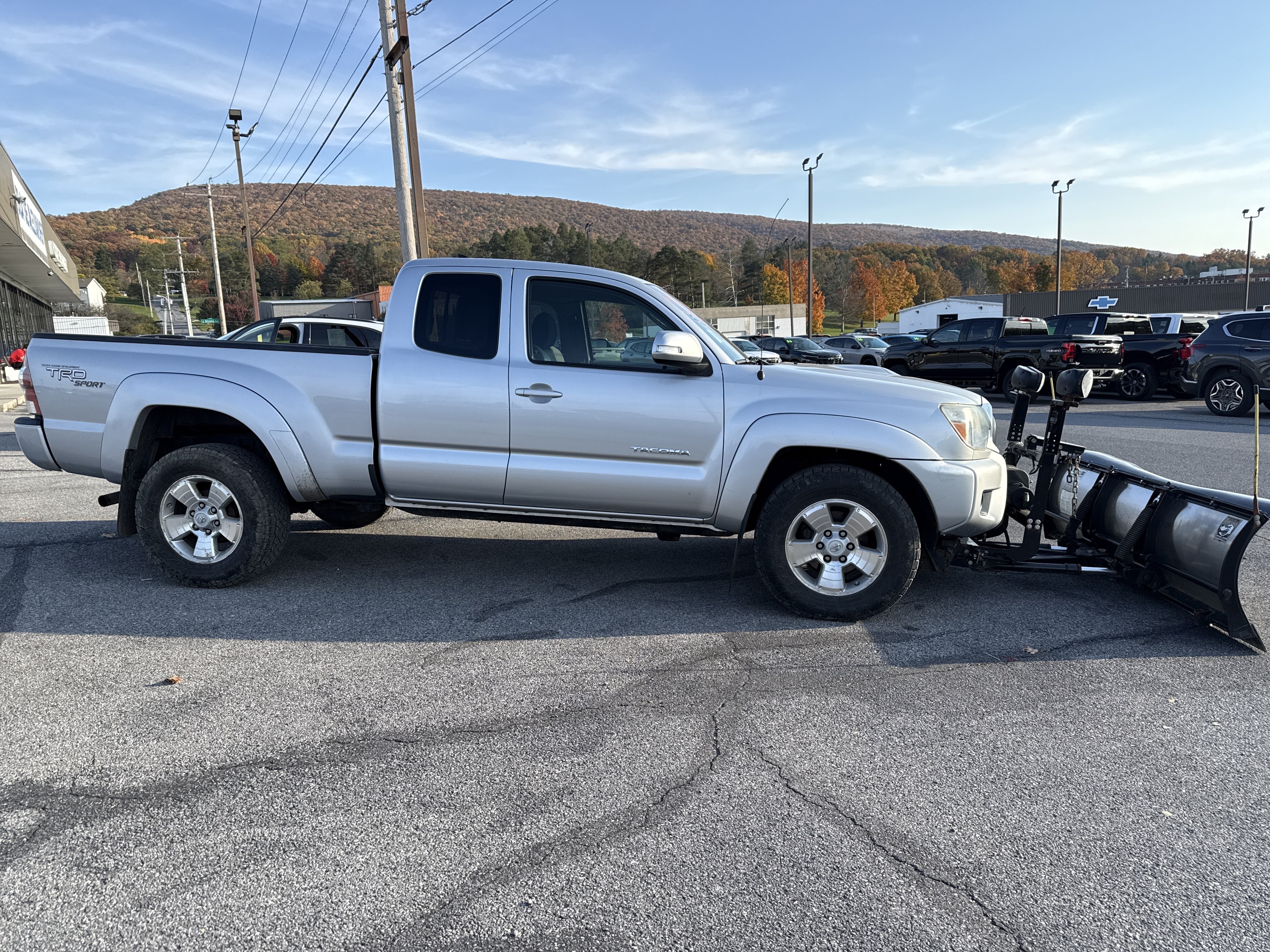 Used 2012 Toyota Tacoma 4x4 Access Cab V6 w/ TRD Sport Pkg image 2