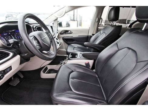 Used 2023 Chrysler Pacifica Touring-L image 6