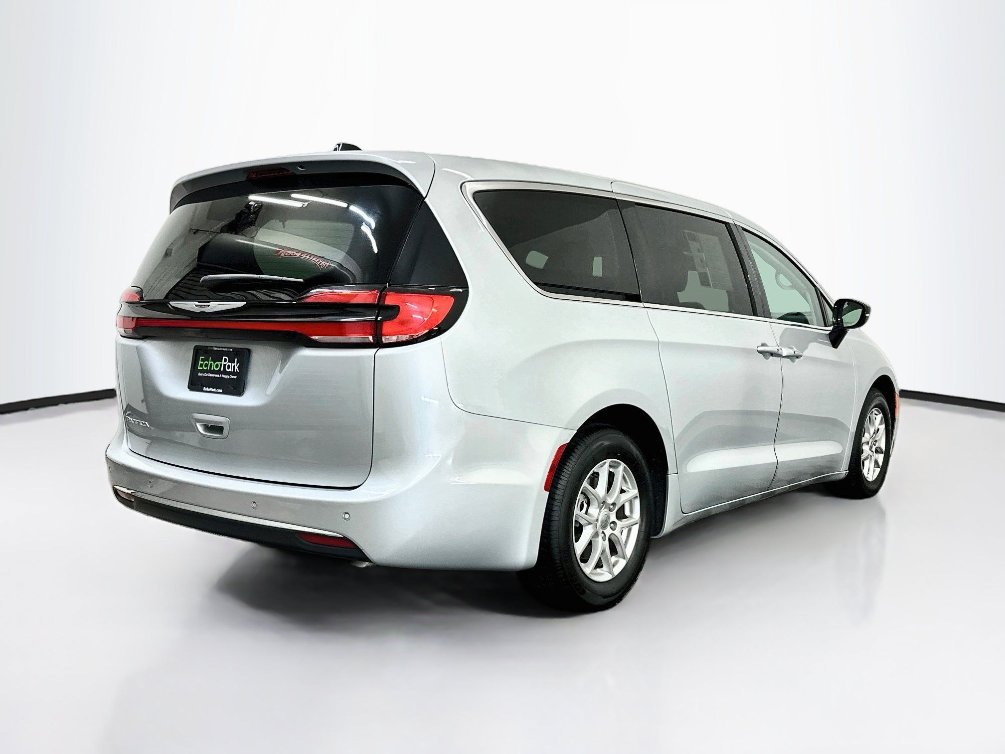 Used 2024 Chrysler Pacifica Touring-L FWD image 9