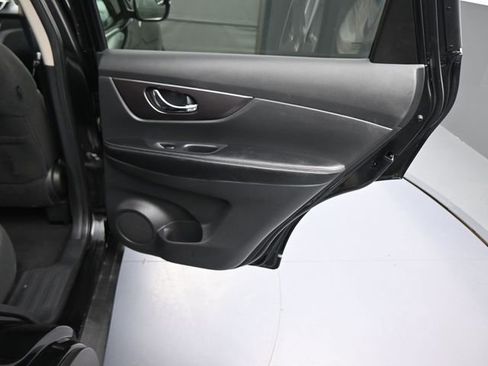 Used 2016 Nissan Rogue SV image 47