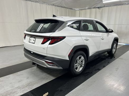Used 2025 Hyundai Tucson SE AWD/4WD image 2