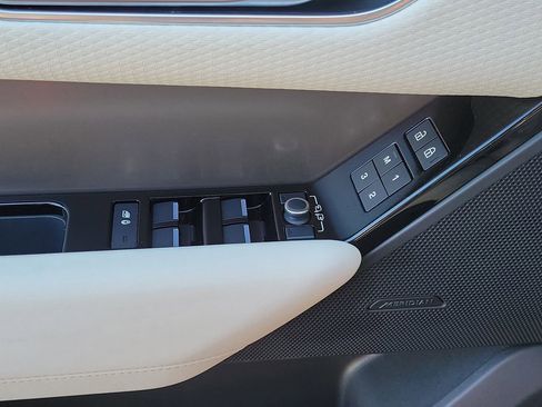 Used 2022 Land Rover Range Rover Velar S image 27