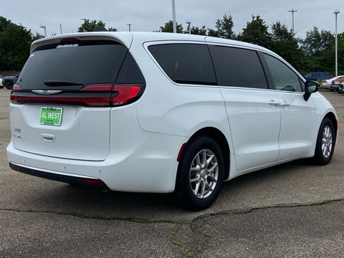 Used 2025 Chrysler Pacifica Select FWD image 3