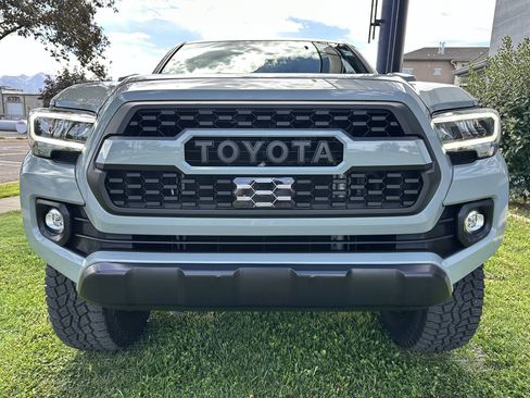 Used 2022 Toyota Tacoma TRD Off-Road w/ Technology Package AWD/4WD image 14