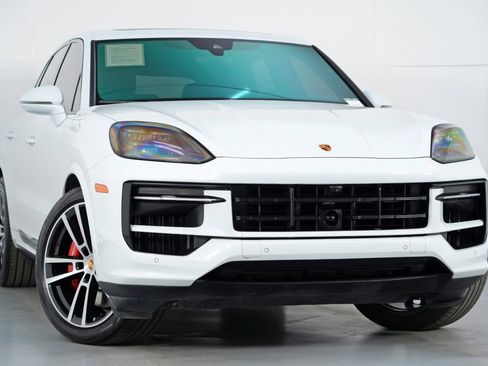 Used 2024 Porsche Cayenne S w/ Premium Package Plus image 4