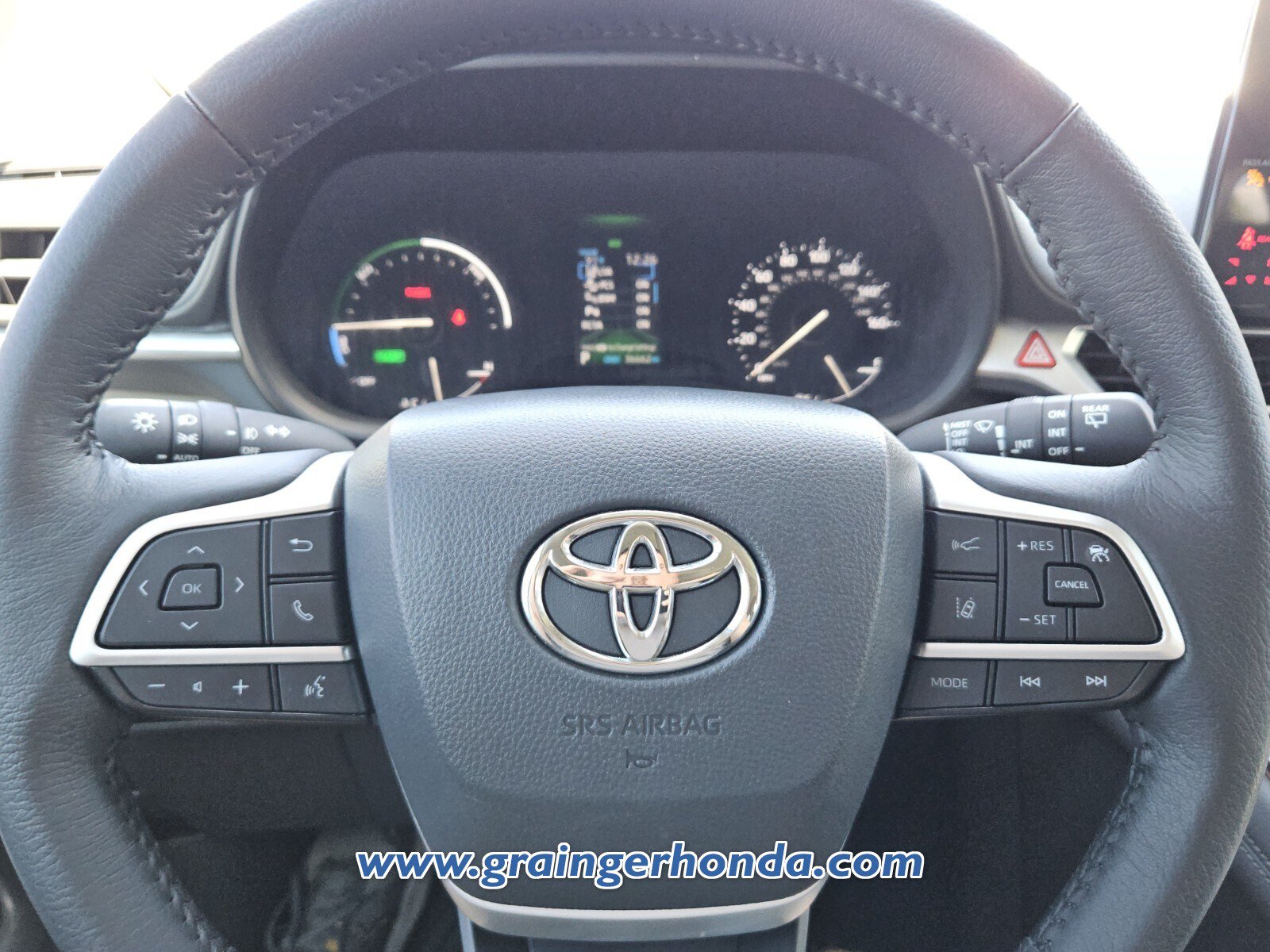 Used 2024 Toyota Sienna XLE w/ XLE Plus Package FWD image 20