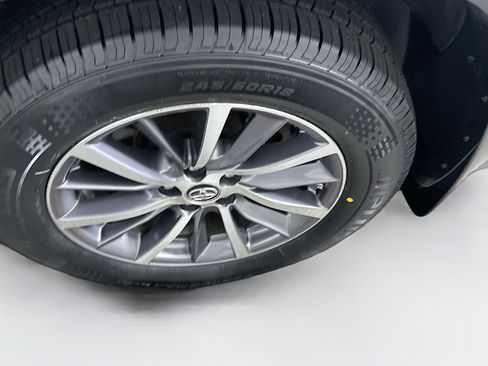 Used 2019 Toyota Highlander XLE FWD image 11