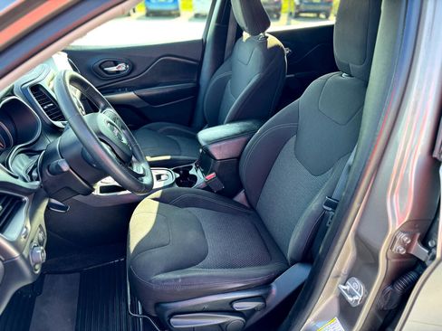 Used 2019 Jeep Cherokee Latitude w/ Popular Appearance Group image 18