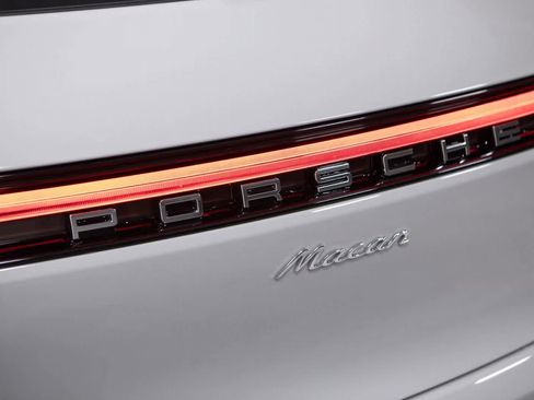 Certified 2025 Porsche Macan image 37