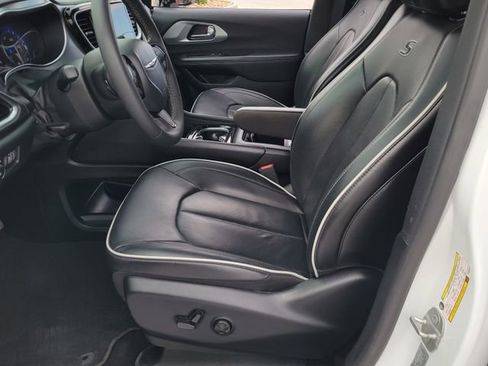 Used 2025 Chrysler Pacifica Limited FWD image 9