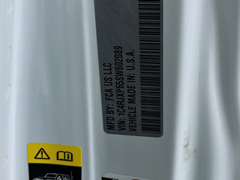 Used 2025 Jeep Wrangler Sahara image 12