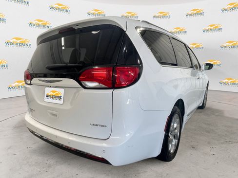 Used 2018 Chrysler Pacifica Limited image 5