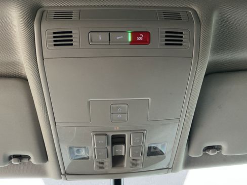 Used 2021 Volkswagen Tiguan SE w/ Panoramic Sunroof Package image 27