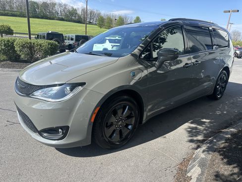 Used 2020 Chrysler Pacifica Limited w/ Advanced Safetytec Group FWD image 8
