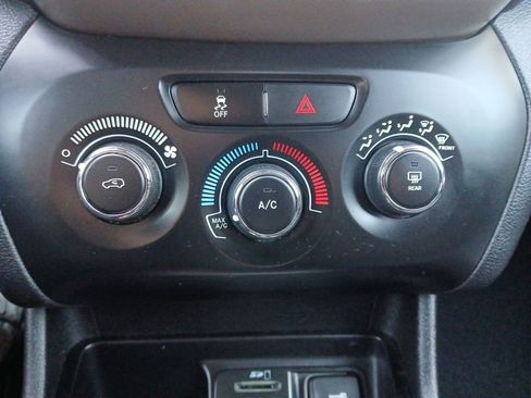 Used 2018 Jeep Cherokee Latitude FWD image 4