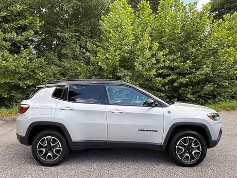 Used 2024 Jeep Compass Trailhawk AWD/4WD image 5