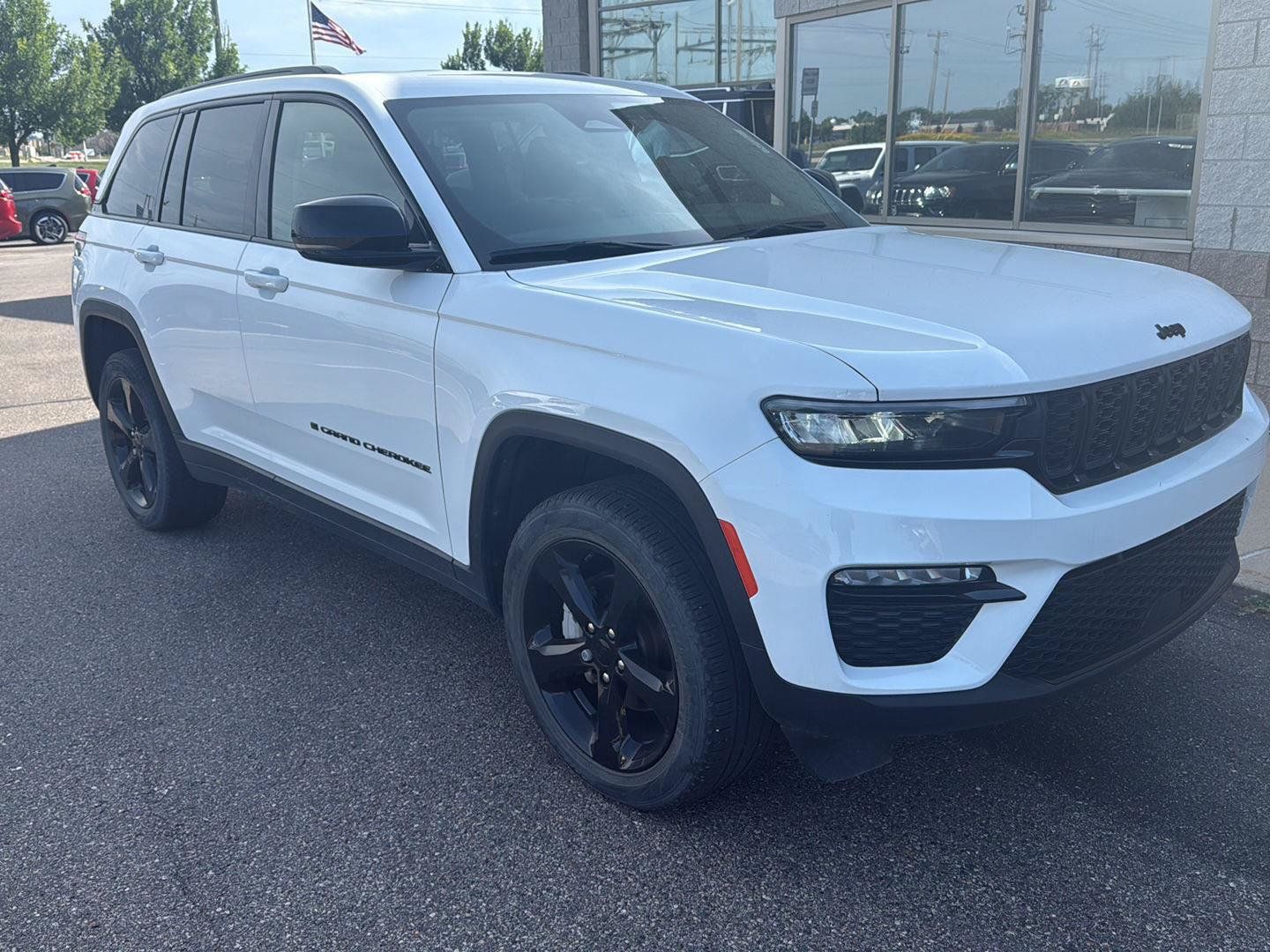 Used 2023 Jeep Grand Cherokee Limited w/ Black Appearance Package AWD/4WD image 7