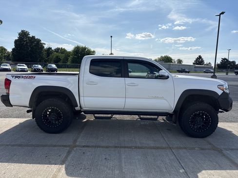 Used 2017 Toyota Tacoma TRD Off-Road w/ Tow Package (A/T) AWD/4WD image 3