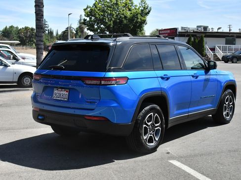 Used 2023 Jeep Grand Cherokee Trailhawk w/ Advanced Protech Group II AWD/4WD image 8