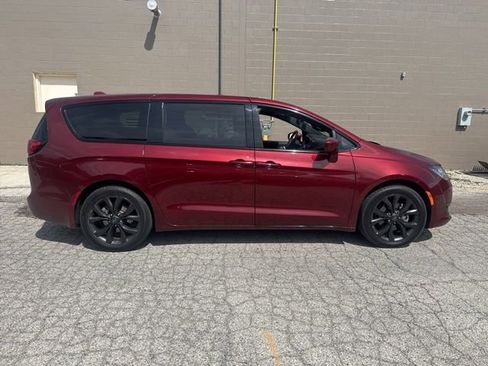 Used 2019 Chrysler Pacifica Touring Plus w/ S Appearance Package FWD image 4