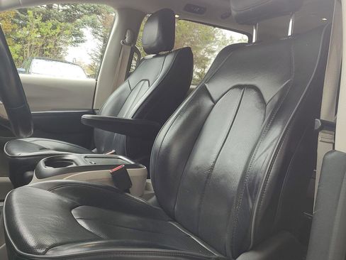 Used 2019 Chrysler Pacifica Limited image 2