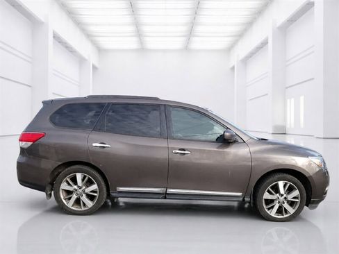 Used 2015 Nissan Pathfinder Platinum w/ Family Entertainment Package AWD/4WD image 2